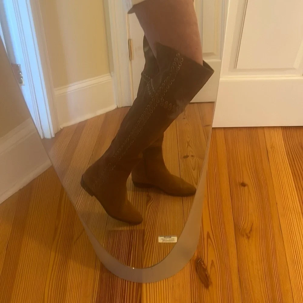 Michael Kors  🎉HP🎉🎈Sale🎈tan high suede boots   SALE